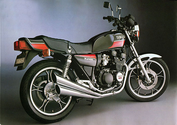 ヤマハ XJ400Dは4本マフラーのデラックス版。YICSで燃費効率も23％向上